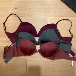 Lot of 3 excellent condition 32D Victoria secret bras worn only once